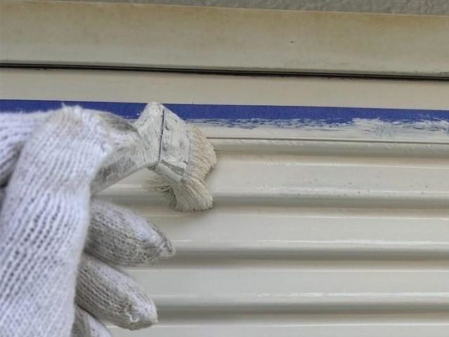 姫路市の塗装工事における雨戸の中塗り
